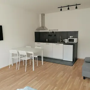 https://brand-new-studio-apartment-with-free-secure-parking-in.praguehotelsweb.com
